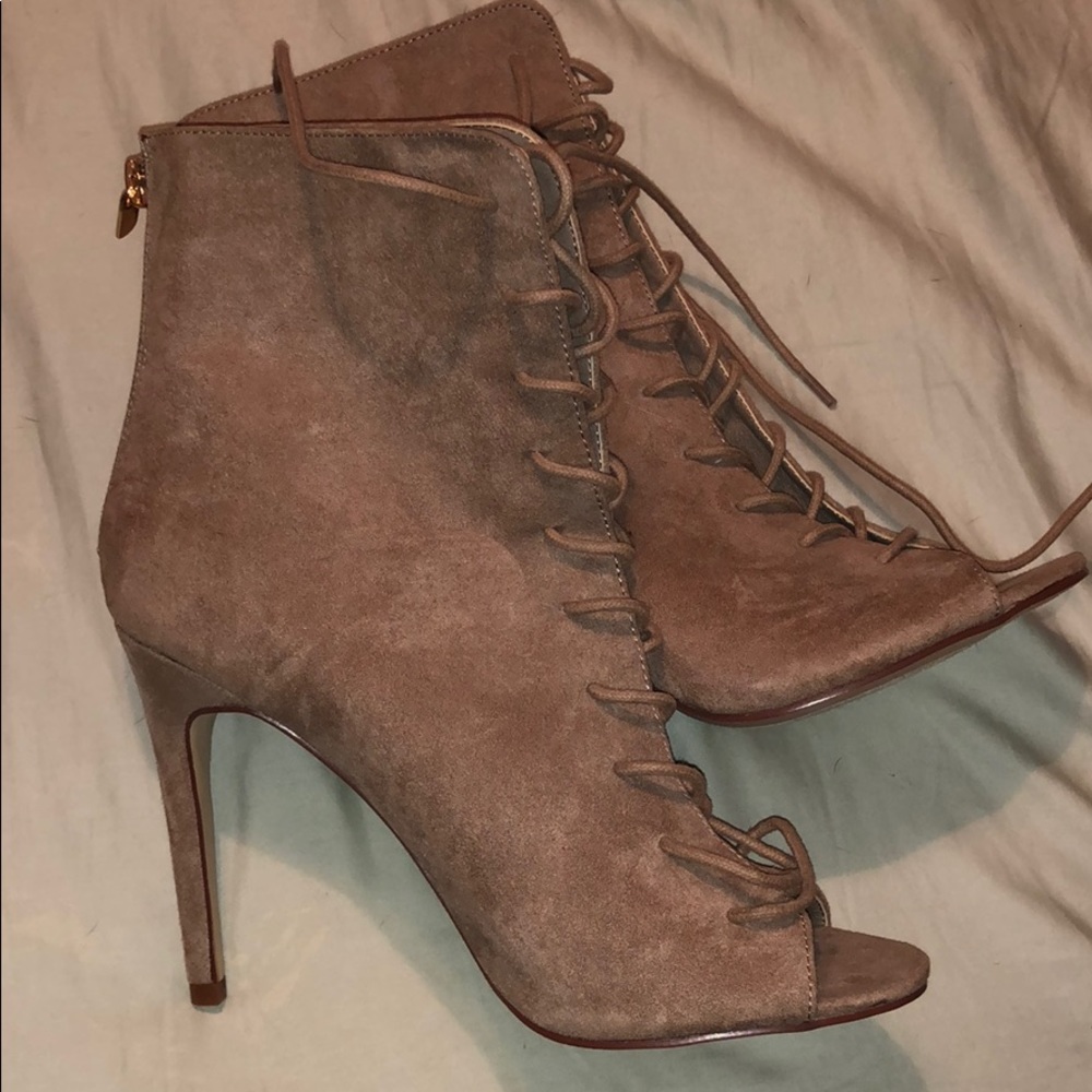 Tan tied heels